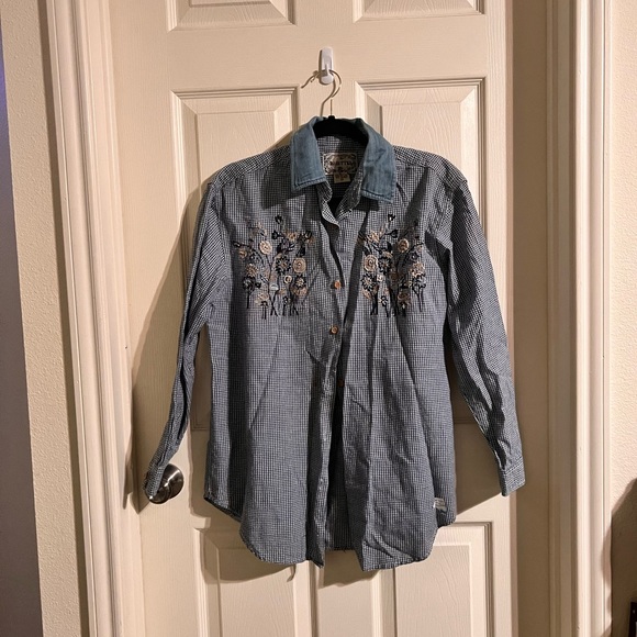 Vintage Embroidered button up - Picture 2 of 3